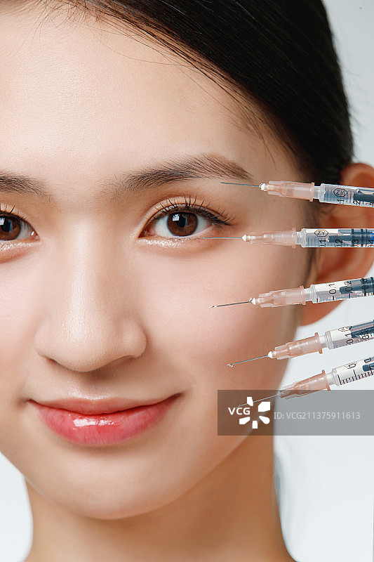 做面部注射的青年女人图片素材