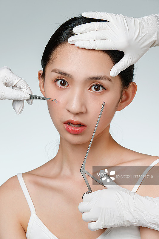 青年女人做整形手术图片素材