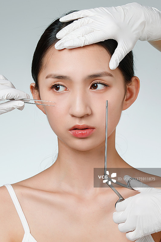 青年女人做整形手术图片素材