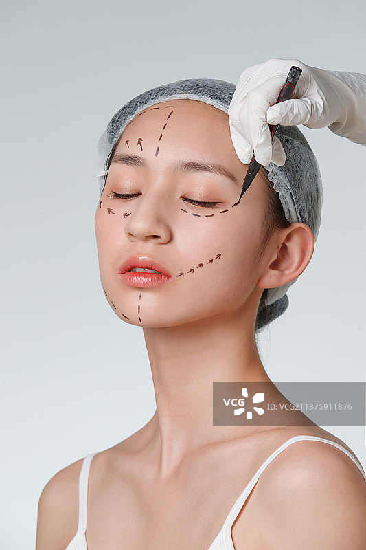 青年女人做整形手术图片素材