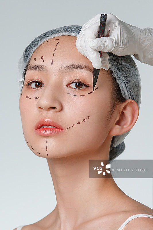 青年女人做整形手术图片素材