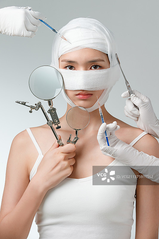 做整形手术的青年女人图片素材