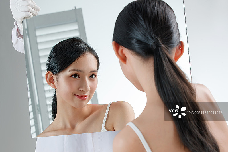 漂亮女人照镜子图片素材