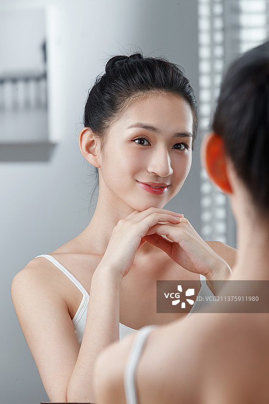 年轻女人照镜子图片素材