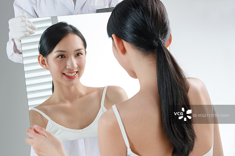 漂亮女人照镜子图片素材