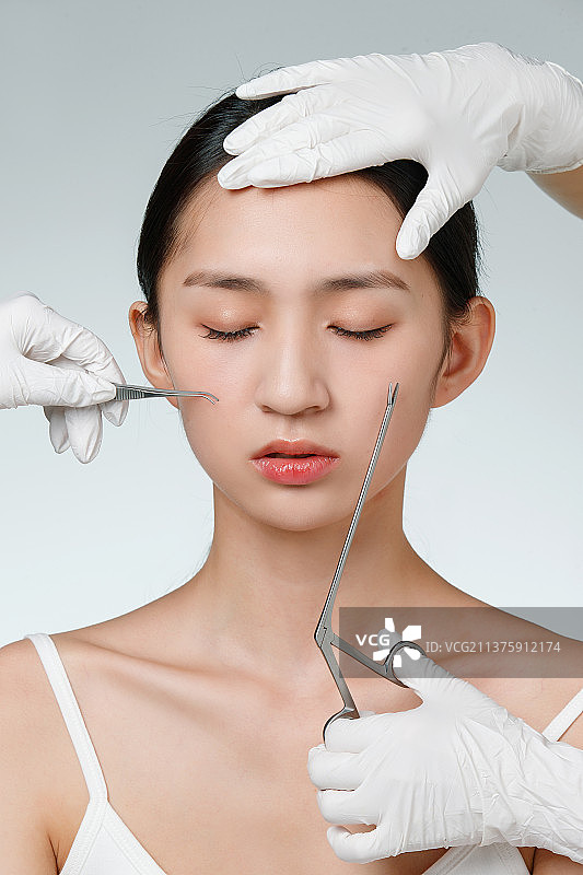 青年女人做整形手术图片素材