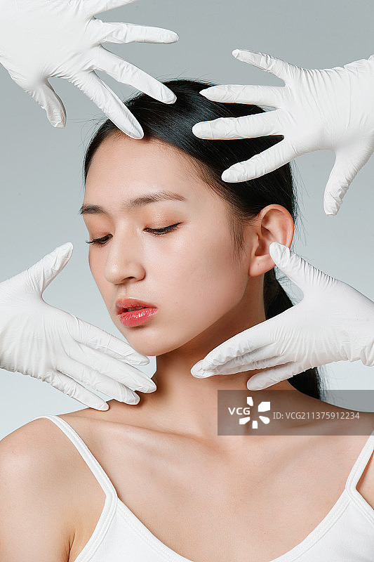 准备做整形手术的青年女人图片素材