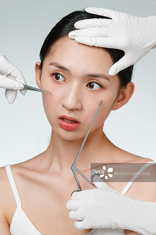 青年女人做整形手术图片素材