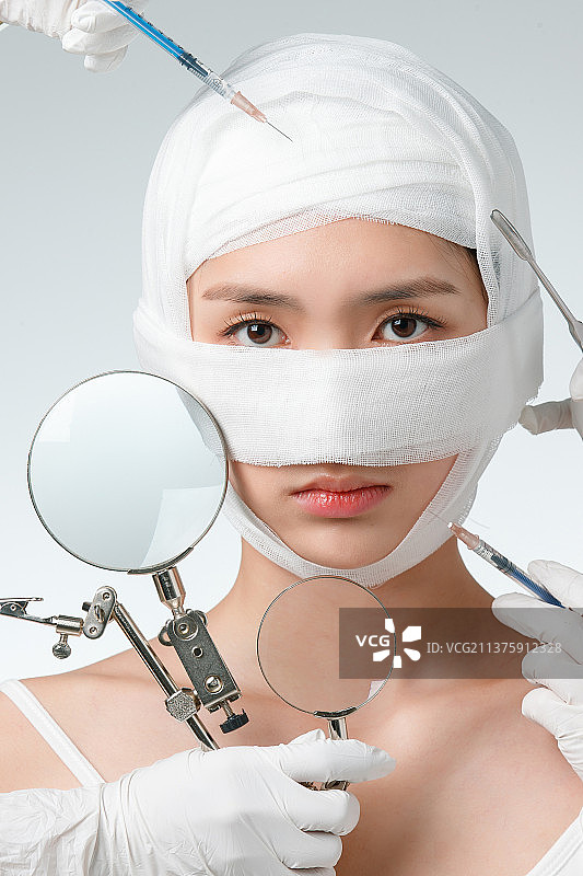 做整形手术的青年女人图片素材