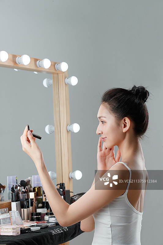年轻女人在化妆间里化妆图片素材