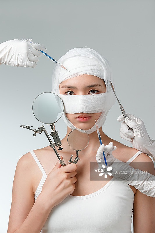 做整形手术的青年女人图片素材