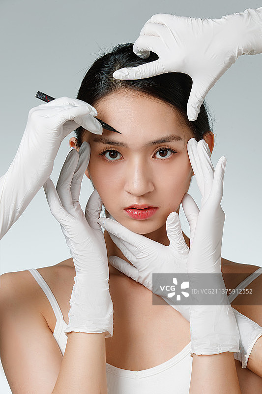 准备做整形手术的青年女人图片素材