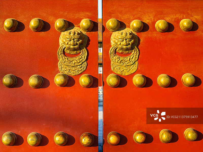 故宫大红门铜钉狮子头门环高清特写图片素材