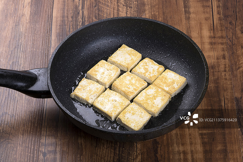 使用平底锅油炸豆腐油煎豆腐特写图片素材