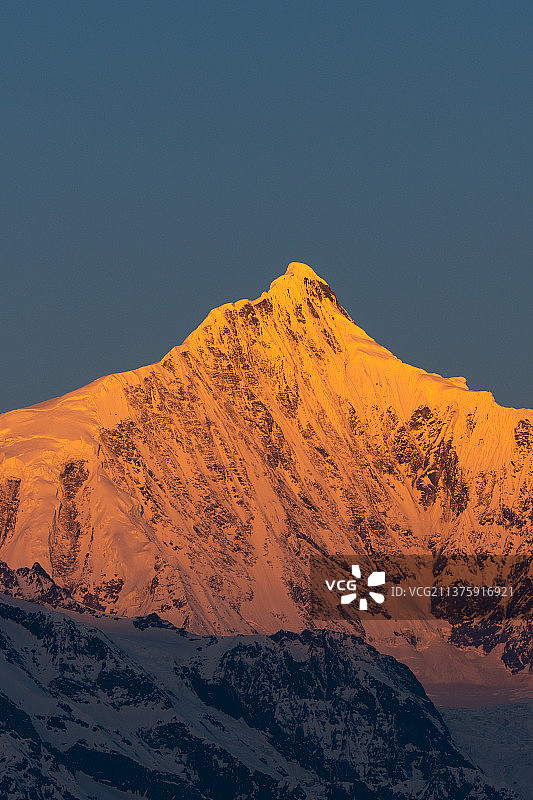 迪庆梅里雪山日照金山图片素材