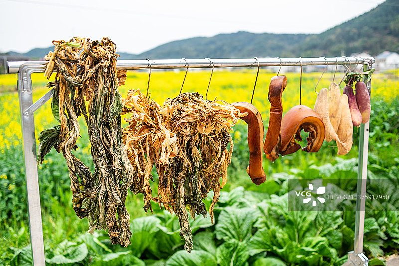湖南乡村农家晒制的干菜和腊肉图片素材