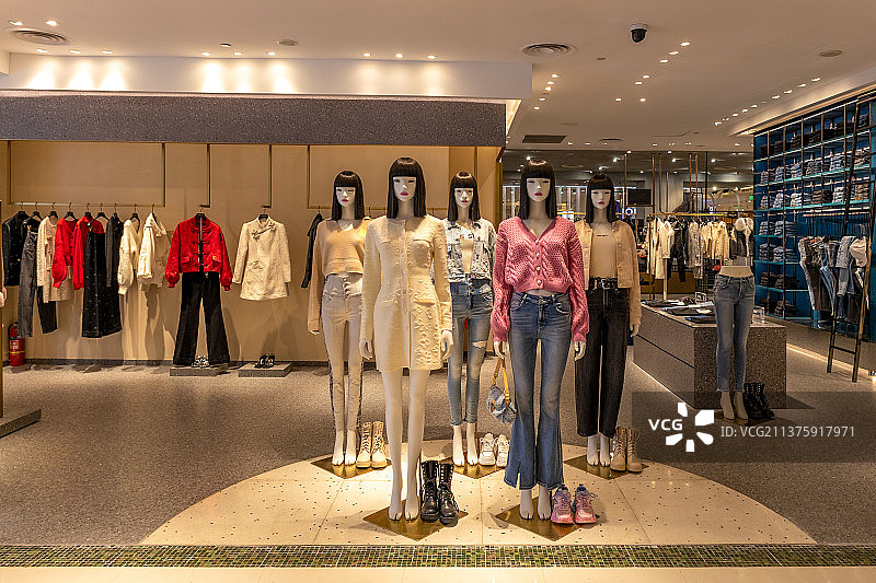 上海服装实体商店产品展示图片素材