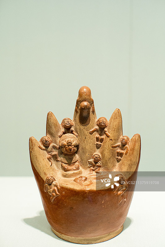 北京首都博物馆秘境——秘鲁安第斯文明探源重要文物展品山形祭祀场景陶瓶图片素材