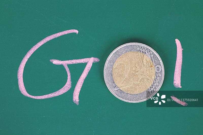 粉笔字和硬币组成的go图片素材