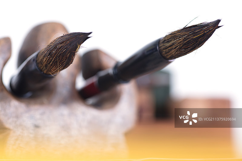 山子上的毛笔图片素材