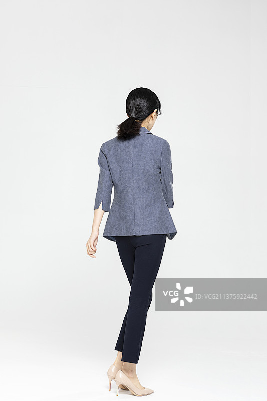 穿正装的都市白领女性图片素材