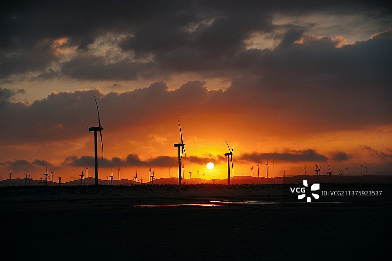 日落的优雅——风车图片素材