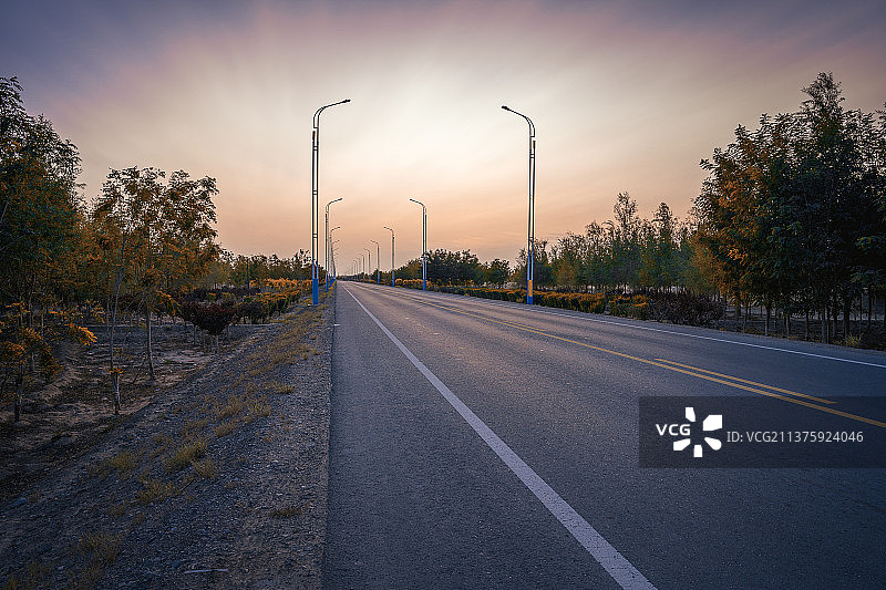 黄昏的公路图片素材