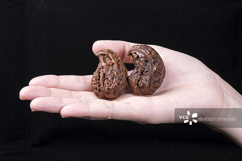 手盘文玩核桃特写图片素材