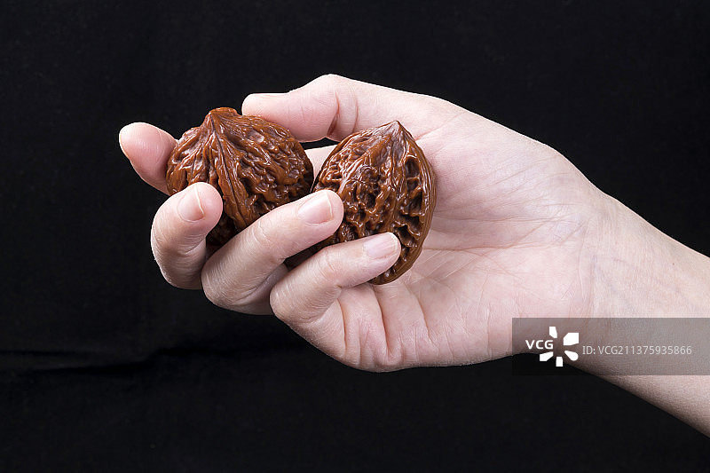 手盘文玩核桃特写图片素材