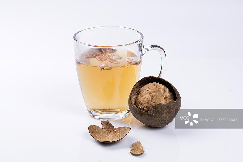罗汉果与一杯罗汉果茶特写图片素材