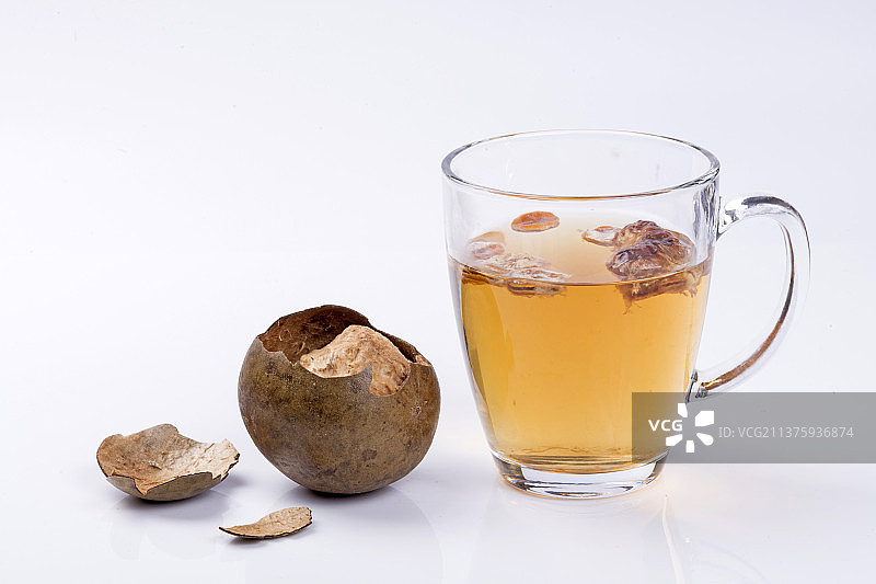 罗汉果与一杯罗汉果茶特写图片素材