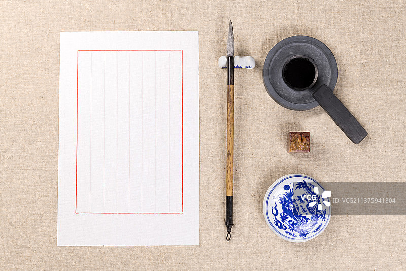 文房四宝笔墨纸砚摆放在桌面上图片素材