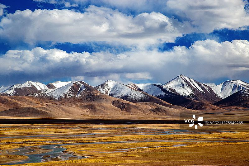 行走在唐古拉山的路上，雪山，河流，蓝天白云，一个美字了得。图片素材