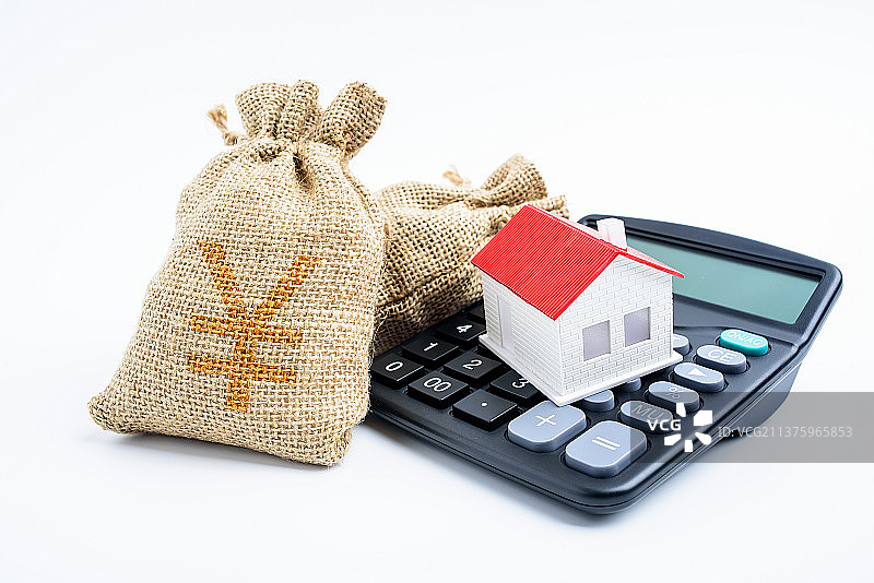 储蓄概念图，两袋人民币和计算器图片素材