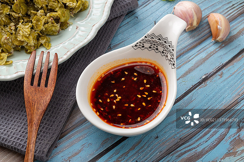 桌上的一碟芝麻辣椒油图片素材