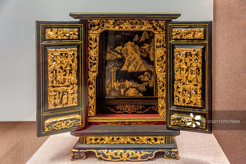 中国广州广东省博物馆馆藏民国时期金漆木雕博古人物故事小神龛图片素材