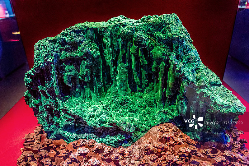 中国广州广东省博物馆馆藏阳春孔雀石图片素材