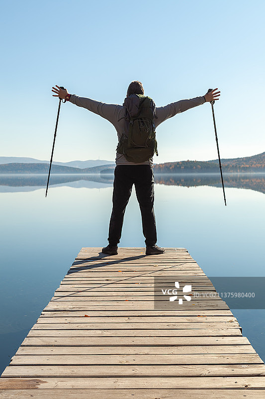 男人站在湖边欣赏风景图片素材