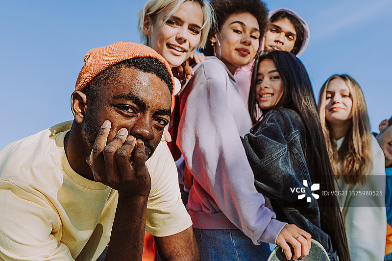 多种族青年朋友在户外聚会图片素材