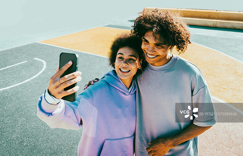 非裔美国年轻夫妇在户外互动图片素材