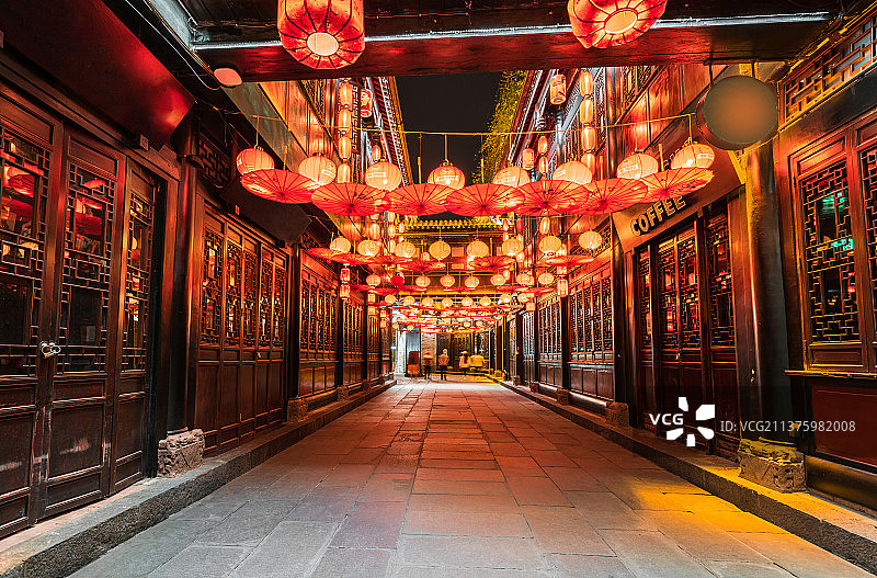 夜晚成都锦里的红灯笼和油纸伞图片素材