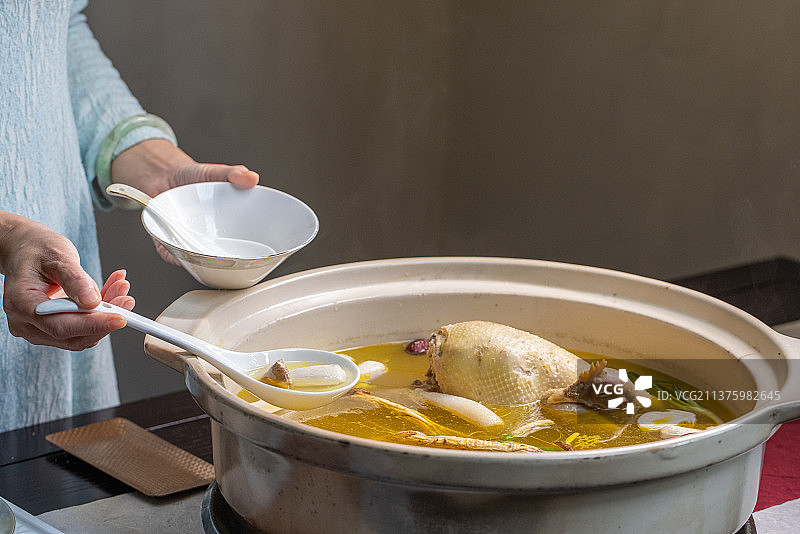 松茸羊肚菌老母鸡汤图片素材