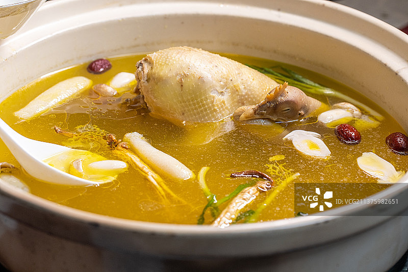 松茸羊肚菌老母鸡汤图片素材