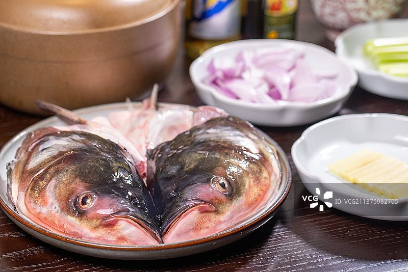 砂锅胖头鱼头汤图片素材