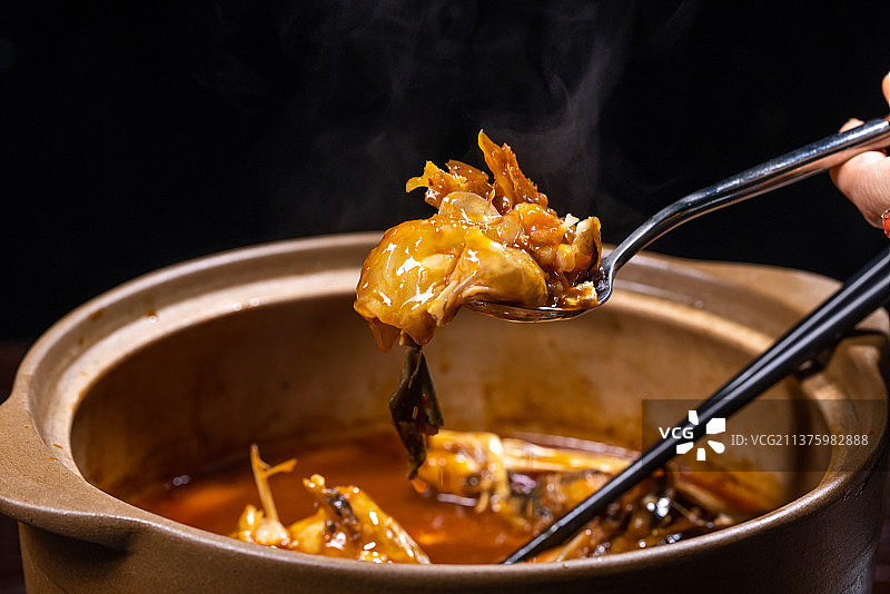 砂锅花鲢鱼头煲图片素材