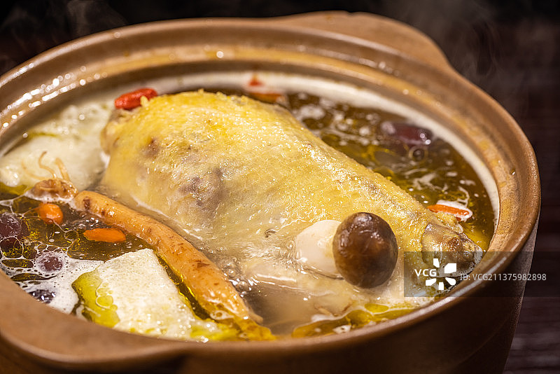 松茸羊肚菌老母鸡汤图片素材