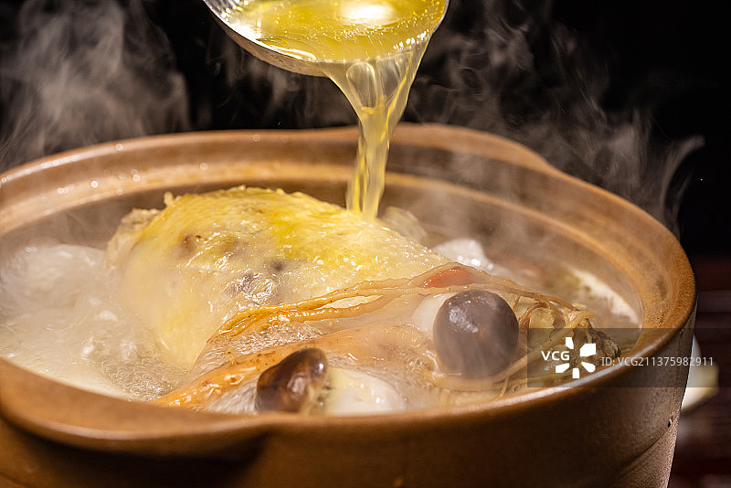 松茸羊肚菌老母鸡汤图片素材