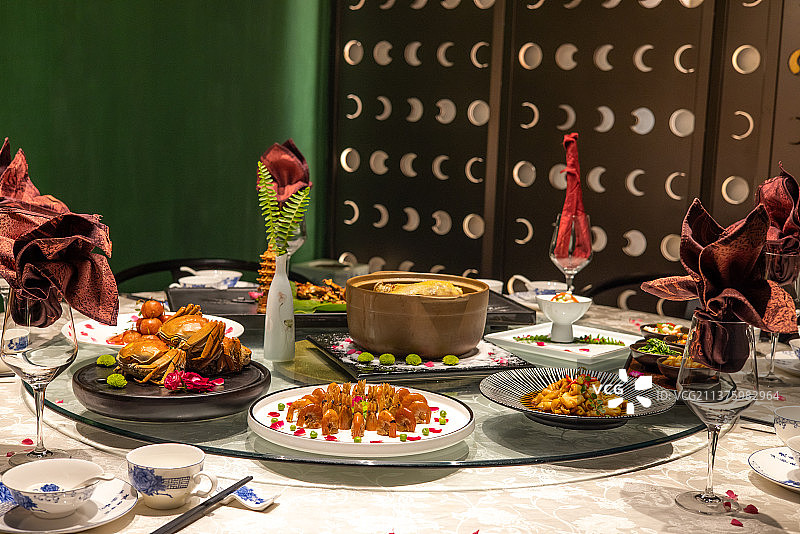 江浙菜系餐厅包间聚餐庆祝节日图片素材