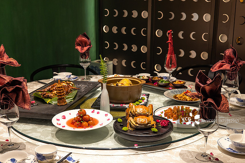 江浙菜系餐厅包间聚餐庆祝节日图片素材