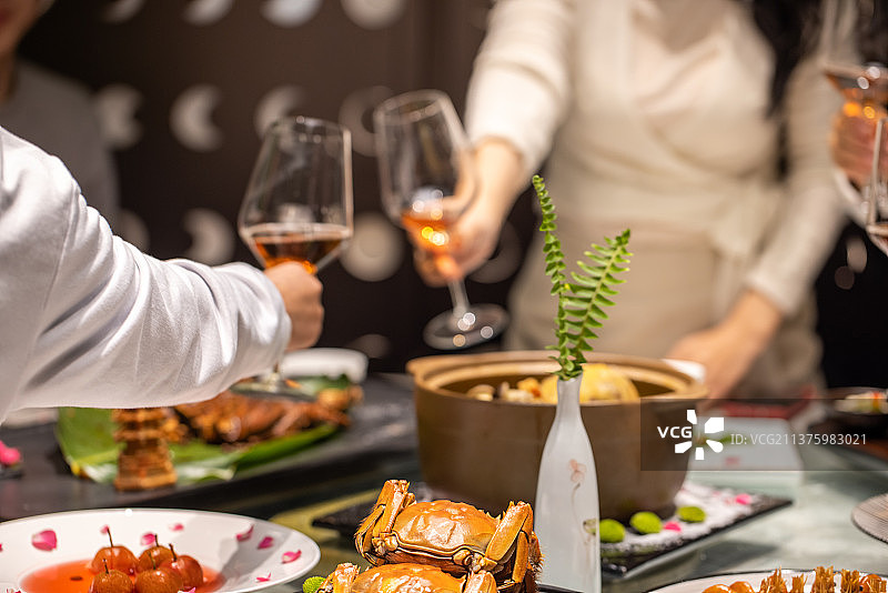 江浙菜系餐厅包间聚餐庆祝节日图片素材